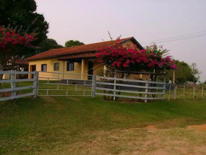 EXCELENTE RANCHO COM UMA SEDE E 2 CASAS COM 4 ALQUEIRES NA REGIÃO DE BAURU/SP