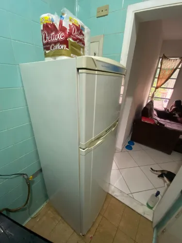 Geladeira em ótimo estado, funciona muito bem tamanho ótimo 