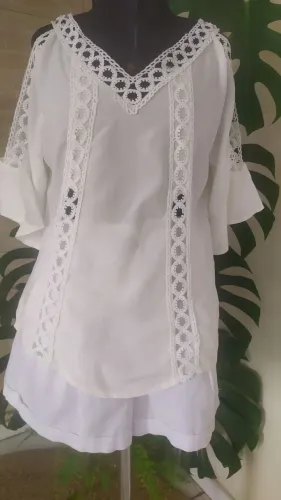 Blusa estilo bata na cor branca com aplicação em gripi