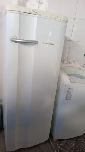 Geladeira Electrolux funcionando perfeitamente e em boas condições.