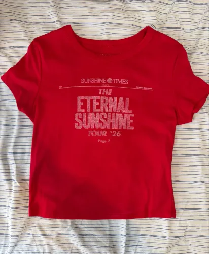 Baby tee vermelha exclusiva da eternal sunshine tour Ariana Grande Merch L