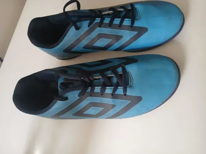 Chuteira Umbro Futsal/Quadra Azul e Preta Bem Usada