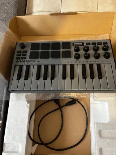 CONTROLADOR MIDI Akai MPK mini MK3 c/ 25 teclas e 8 pads para produção musical 