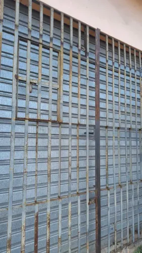Portão de rolo e grade