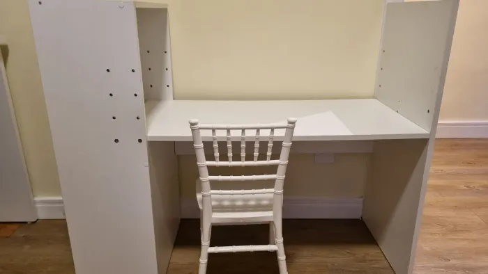 Vendo escrivaninha infantil com nichos 
