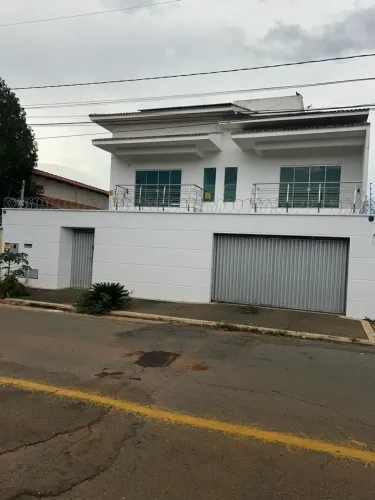Sobrado para aluguel possui 418 metros quadrados com 6 quartos
