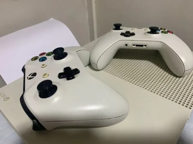 Xbox one 1tb + 2 controles + Jogos mídia física
