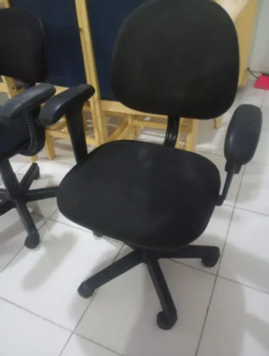 Vendo 2 cadeiras de escritório executiva e secretaria