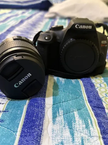 Canon EOS Rebel T7 + Lente 18-55mm II