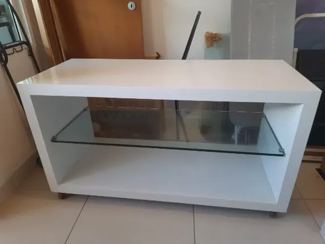 Rack Aparador MDF Laminado Branco com Vidro e Rodinhas