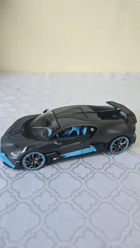 Miniatura Bugatti Divo Matt Gray 1:18 Maisto / Bburago