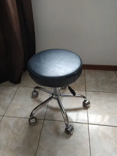 Banquinho de Salão com Rodinhas e Altura Regulável