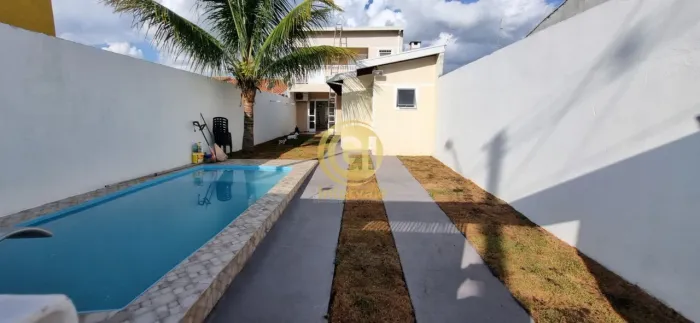 Casa para locação com 2 quartos (1 suíte), ar-condicionado, sacada, espaço gourmet, piscin