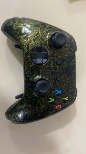 Controle personalizado com pedles preto dourado