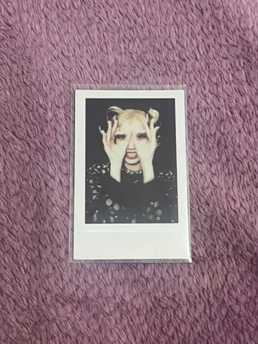 Polaroid original da Lisa do Blackpink da era Born Pink