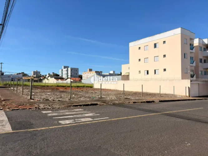Terreno disponível para venda no bairro Santa Mônica em Uberlândia-MG