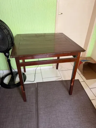 Vendo mesa por 100$ (madeira resistente/não realizo entrega)