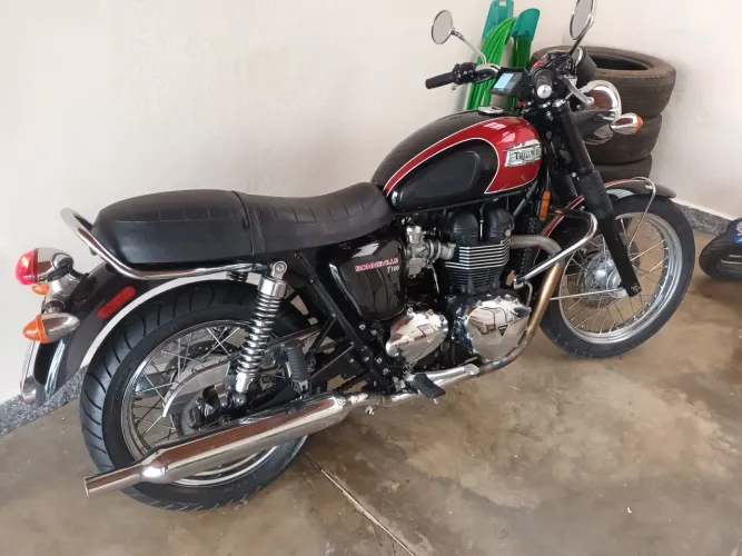 TRIUMPH BONNEVILE T100 