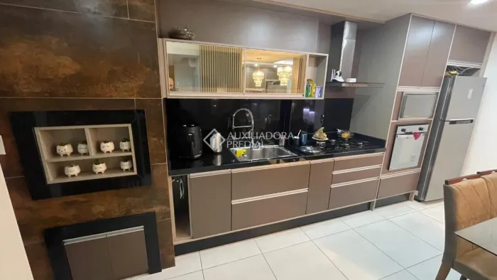 Lindo apartamento em Dois Irmãs no bairro Floresta com 2 dormitórios com móveis fixos.