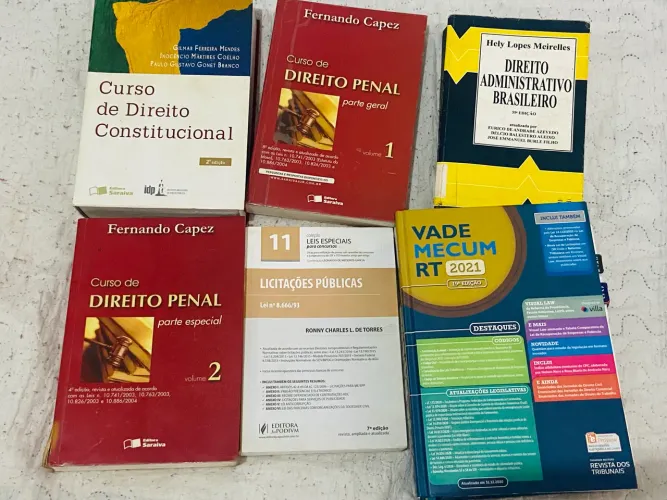 Livros de direito variados
