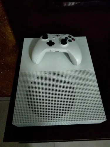 Xbox One S com 775GB