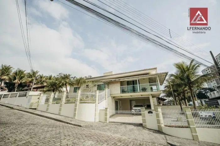 Casa com 4 dormitórios, sendo 1 suíte à venda, 250 m² por R$ 1.497.000 - Água Verde - Blum