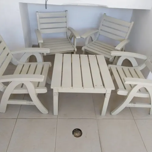 Jogo de cadeiras com mesa de madeira