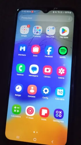 Samsung m23 Está com a tela um pouco trincada mais pega normalmente. 