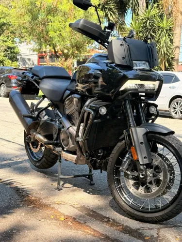 Moto em ótimo está com 4 mil km rodado