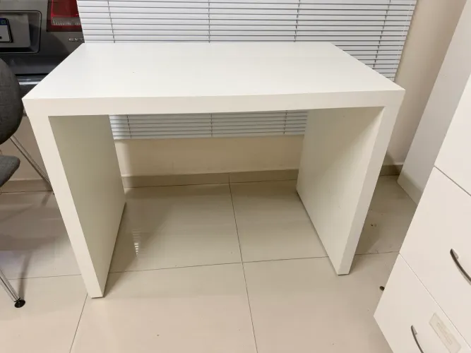 APARADOR MODERNO BRANCO - EXCELENTE ESTADO pode ser usado como mesa