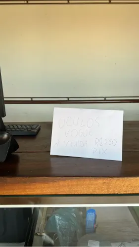 Óculos Vogue (Ótimo estado de conservação). 