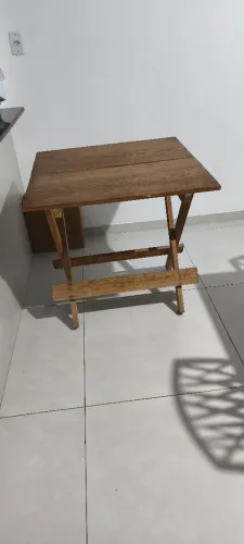 Mesa dobrável de madeira