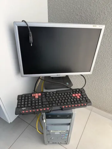 Computador de mesa com Windows 10 instalado