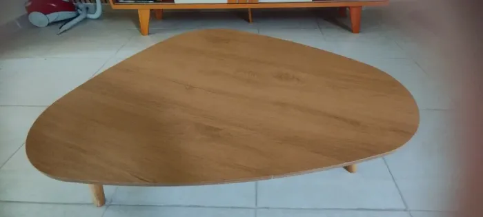 Mesa com 4 cadeiras e mesa de centro