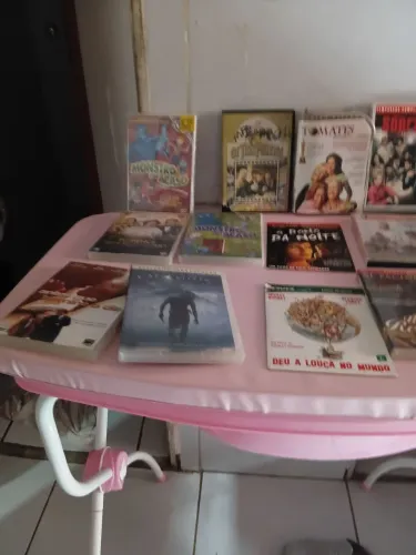 17 DVDs e um aparelho de dvd