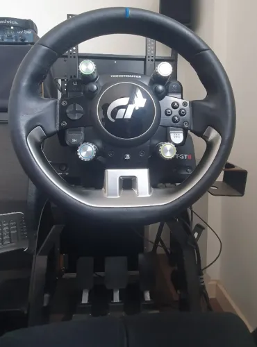 Volante Thrustmaster T-GT 2 com capas de proteção