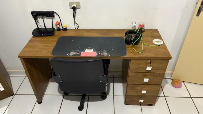 Vende-se escrivaninha engavetada, 4 gavetas.