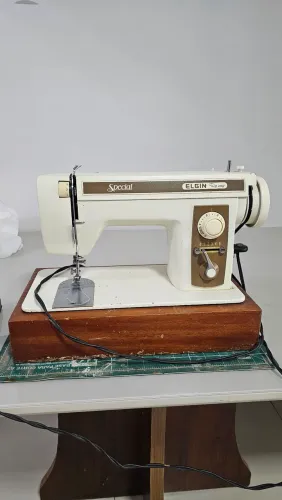 Máquina de Costura Elgin Zig Zag