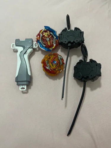 2 Beyblades com lançador