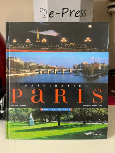 Livro Capa dura Fascinating Paris English Edition