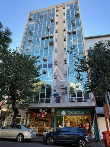 SALA COMERCIAL COM DIVISÓRIA, DOIS BANHEIROS, ANDAR MÉDIO, PRÉDIO COM PORTARIA EM HORÁRIO 
