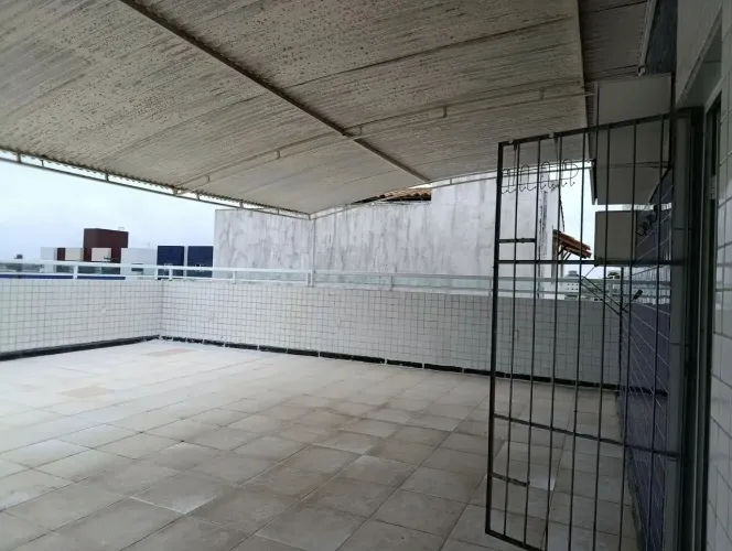 Cobertura Exclusiva com 178m² e Quintal Privativo | Conforto de Casa com Segurança de Apar