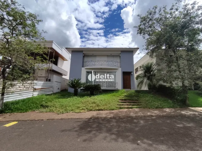 Casa em condomínio fechado com 4 quartos sendo 3 suítes, disponível para locação e venda n