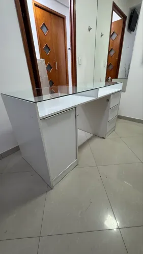Mesa de escrito com tampa de vidro e gaveteiro