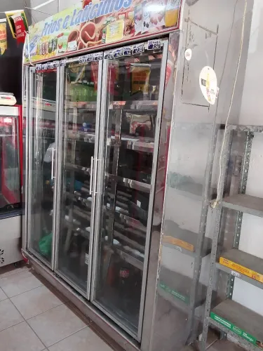Expositor de bebidas frios e laticínios semi novo sem nenhum pingo de ferrugem zero!