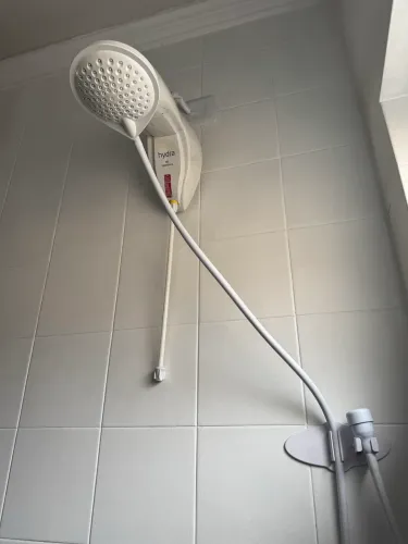 Chuveiro elétrico Hydra 220v com chuveirinho