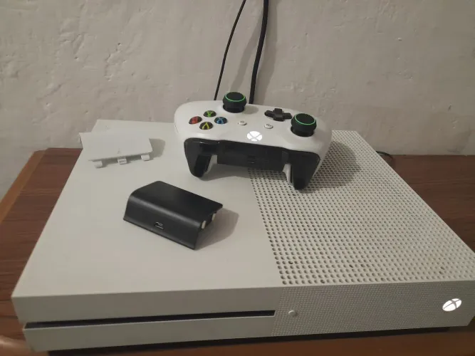 Xbox one s com controle e dois carregadores
