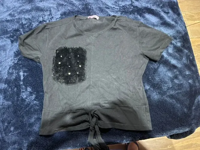 Blusa Preta Básica com Detalhe em Bolso de Pelo - Tamanho P (Usada)