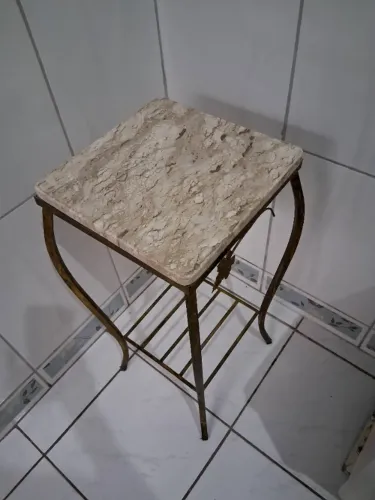 Mesa de canto mármore e ferro