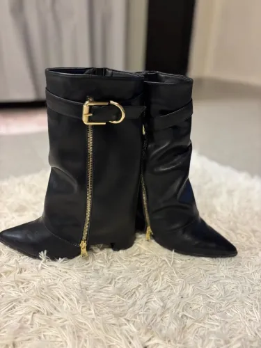 Bota lindíssima numeração 34